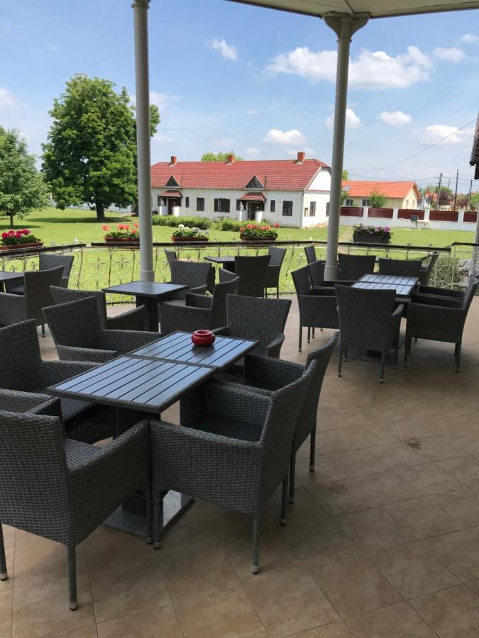 Rosenberg Kuria Bed & Breakfast Taplanszentkereszt Exterior photo